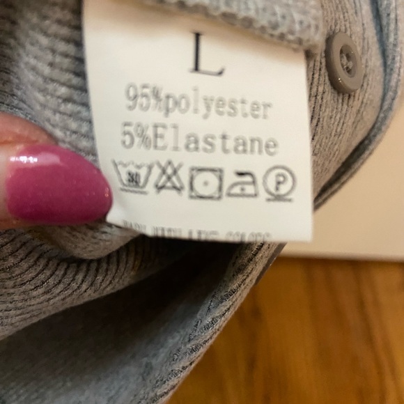 Sleeveless Ribbed Button-Up Top - Picture 3 of 3